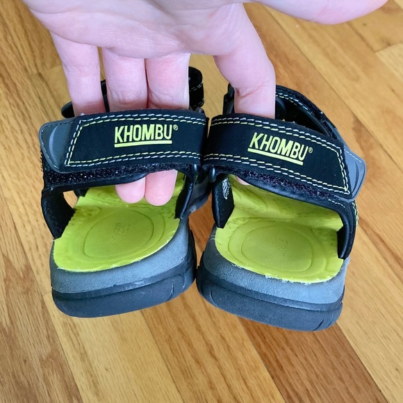 Boy’s size 3 Khombu black and green sandals with adjustable Velcro straps - Picture 4 of 7